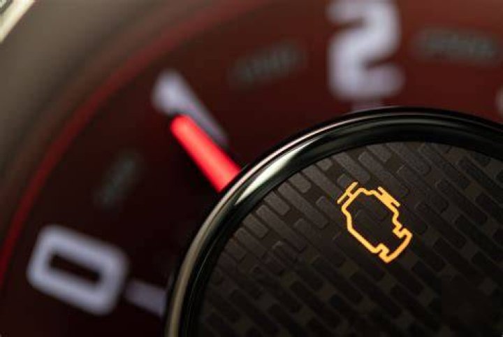 10 razones por las que se enciende la luz de Check Engine en tu auto
