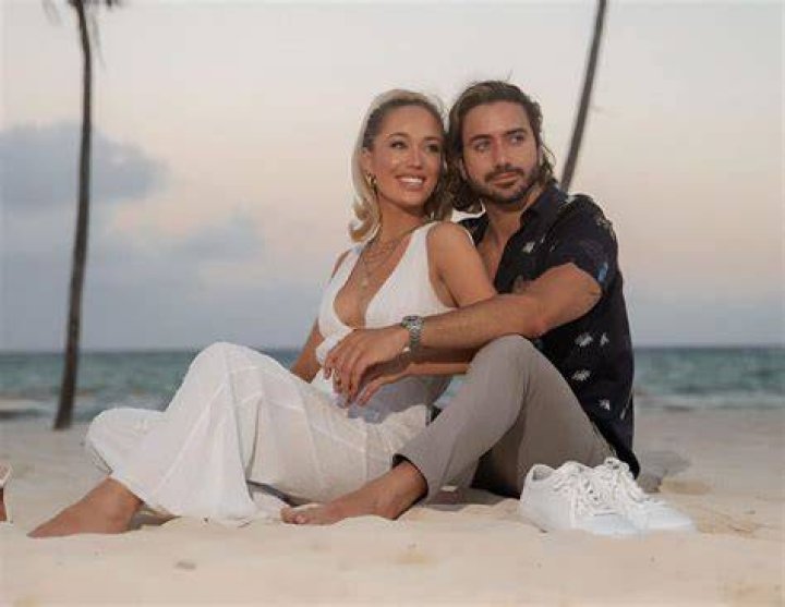 Alex Costa Girlfriend Robbi Jan Is A Fashion Vlogger