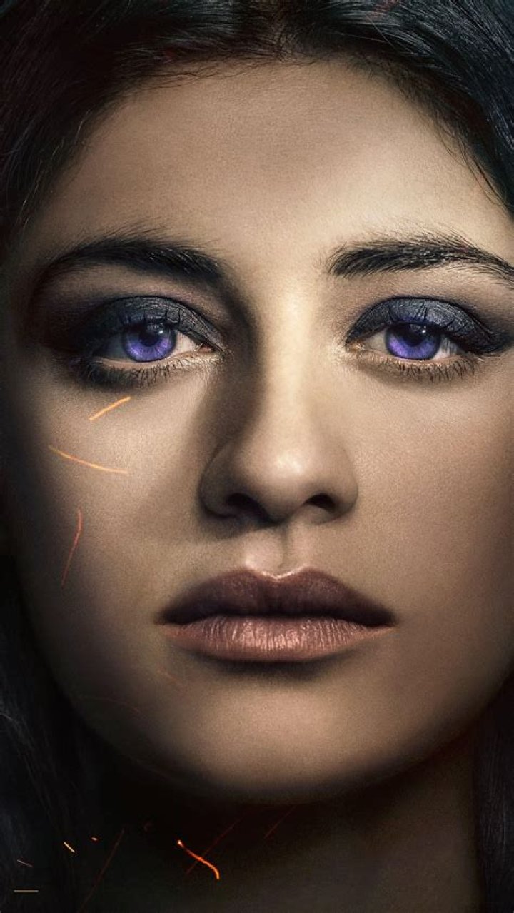 Anya Chalotra Eye Color, Lips, Eyes, Birthday, Dad, Mom, Religion Facts