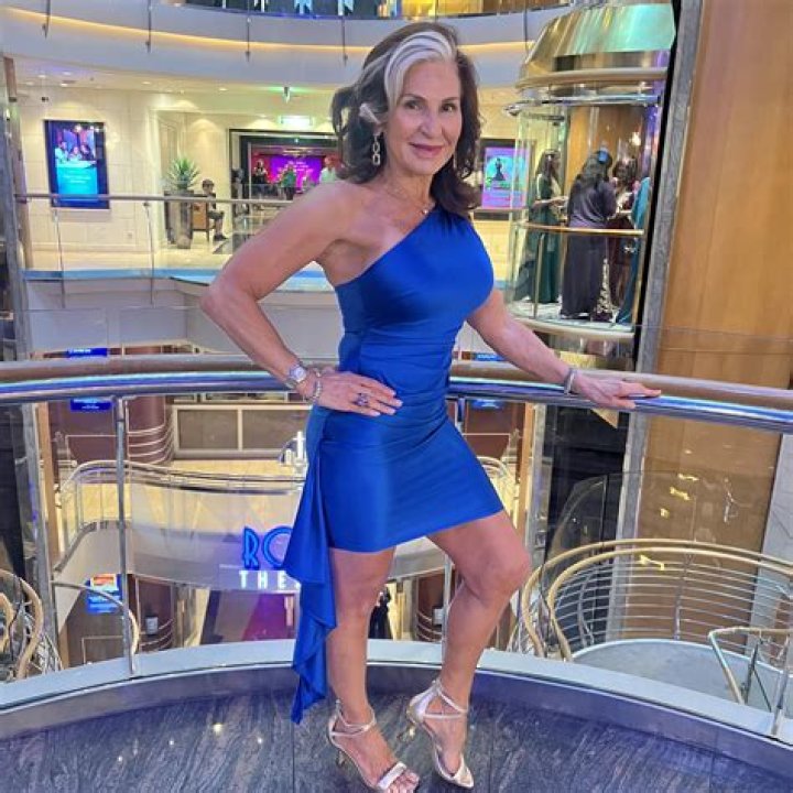 Elizabeth Landers Bio, Wiki, Age, UCLA, Education, Family, Husband, Jim Acosta, CNN, Salary and Net Worth