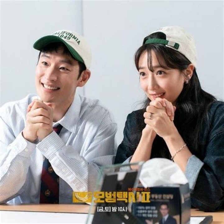 Exploring The Lives Of Lee Je Hoon And His Mysterious Couple