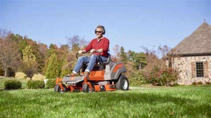 Finding The Best Riding Lawn Mower For Hilly Terrain
