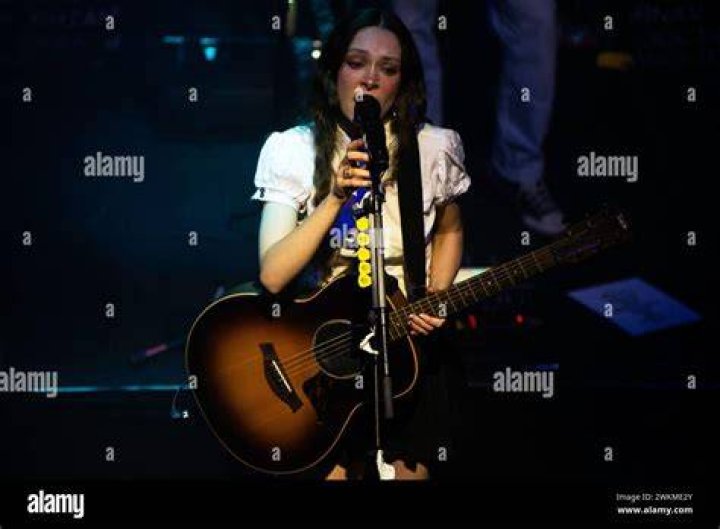 Holly Noblitt | Professional Singer And Songwriter