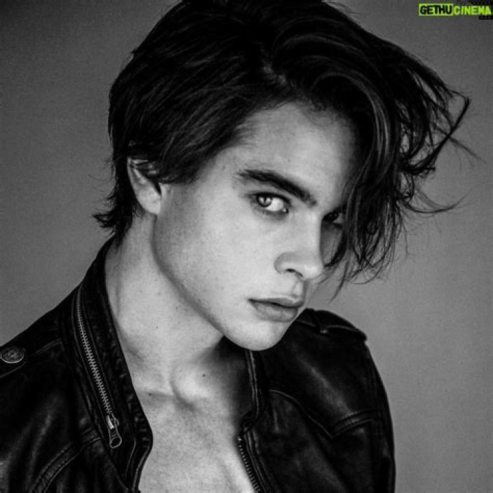Judah Lewis Fans Sparks Gay Rumors: Wikipedia, Biography, His Shirtless Images and Girlfriend