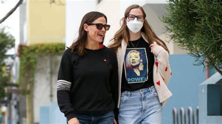 Why Violet Affleck Only Takes Off Her Mask For Her Family: A Detailed Explanation